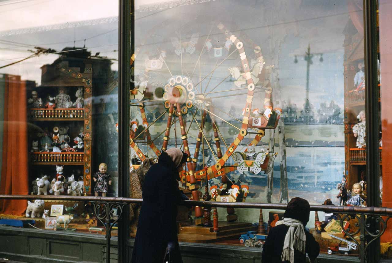 Витрина магазина на Театральной площади в Москве, рядом с Большим театром.