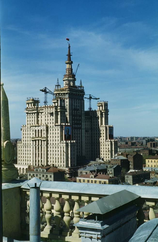 Завершение строительства сталинской высотки на площади Восстания (ныне – Кудринская). Снято с крыши нового посольства США.