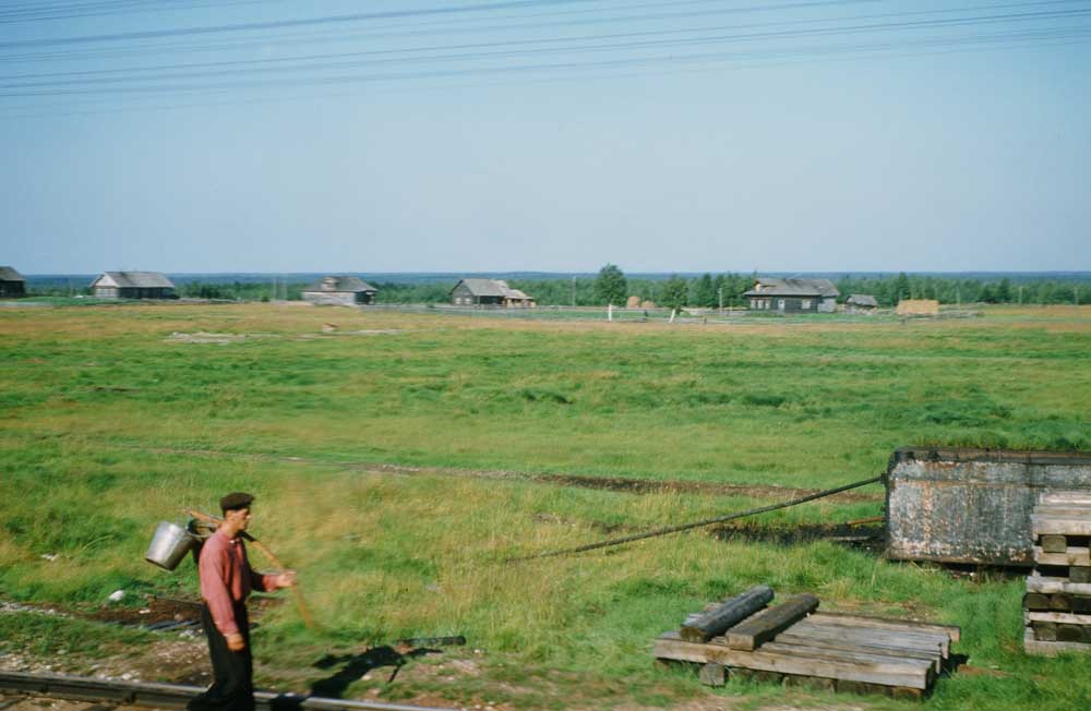 Фото из окна поезда. Место неизвестно.