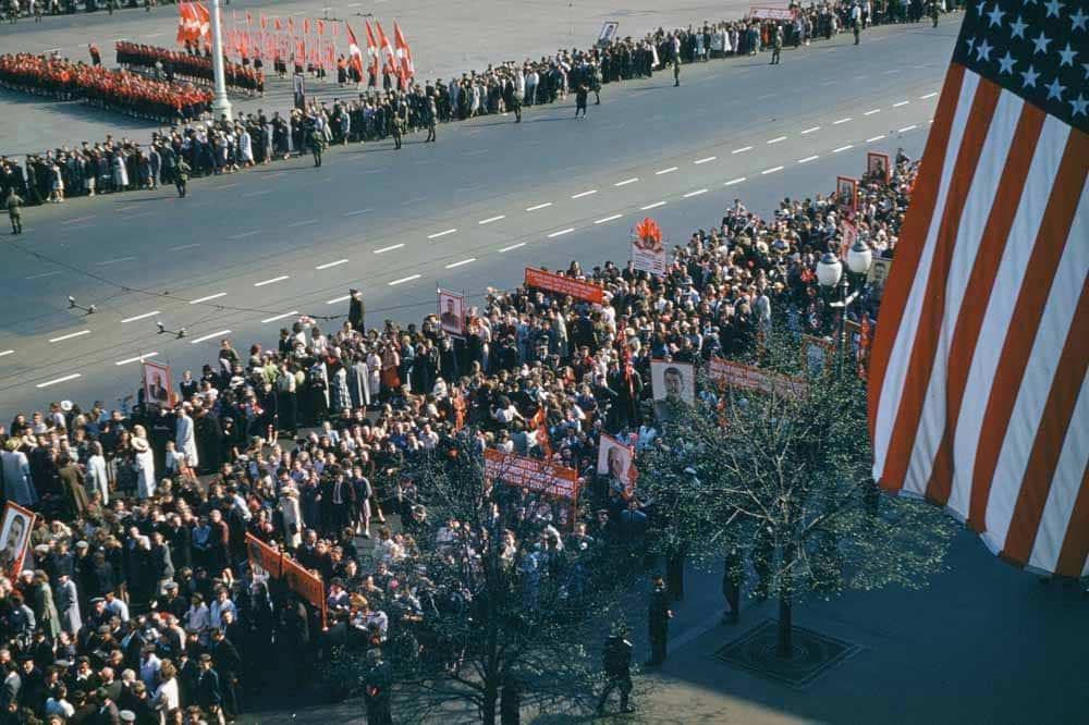 Участники парада с портретами Сталина и Ленина. Манежная площадь, Москва.