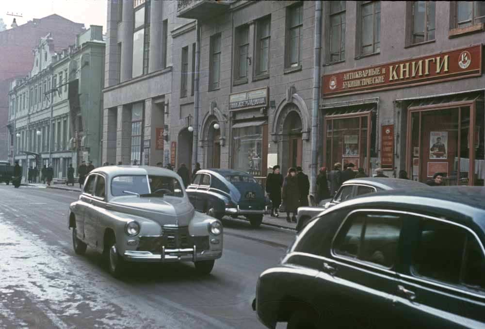У букинистического магазина в Москве.
