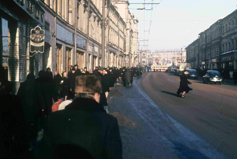 Магазин (слева), торгующий винами из Узбекистана, на проспекте Калинина (ныне – Новый Арбат) в Москве. На заднем плане – кинотеатр с афишей фильма «Огни на реке» (1953).